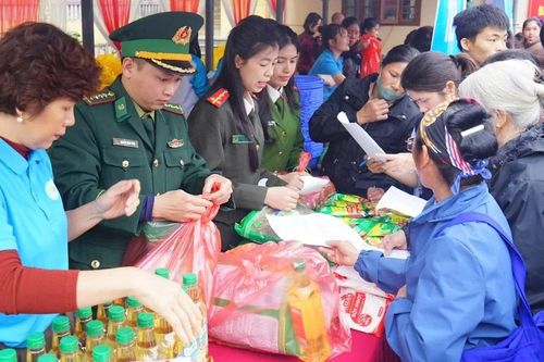 Người lính Biên phòng mang Tết nhân ái tới đồng bào nghèo xứ Lạng