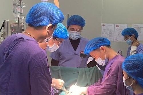Dọn nhà đón Tết, người đàn ông 49 tuổi ngã từ độ cao 4m, nguy kịch