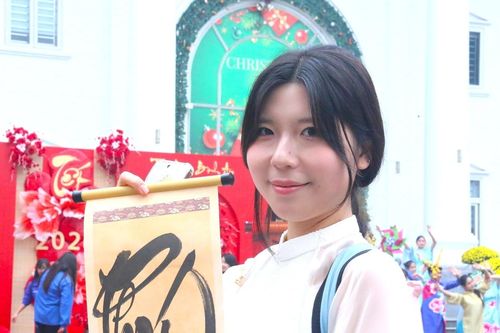 Sinh viên quốc tế trải nghiệm gói bánh chưng, cuốn nem ngày Tết Việt Nam
