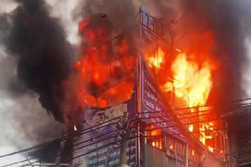 Cháy biển quảng cáo, lửa bao trùm tầng 3 của ngôi nhà ở Hà Nội