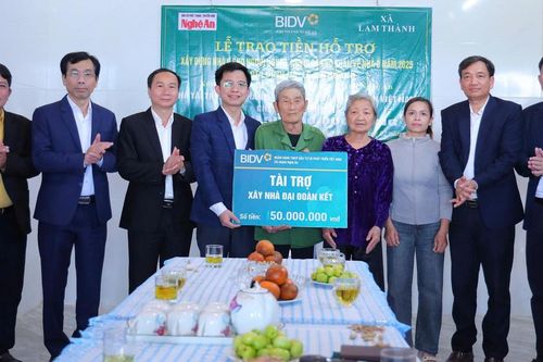 Bàn giao nhà ở cho 2 hộ nghèo ở xã Lam Thành