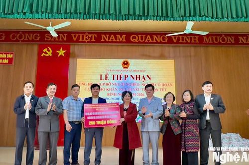 Hội đồng hương Nghệ An, CLB Dân ca Ví, giặm tại Hà Nội trao 250 triệu đồng quà Tết cho người nghèo xã Bích Hào