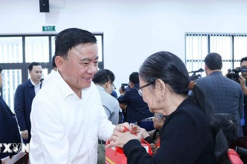 Thường trực Ban Bí thư Trần Cẩm Tú tặng quà Tết tại Đà Nẵng