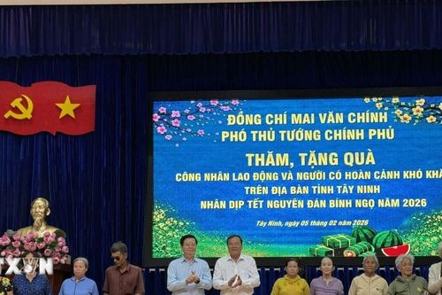 Phó Thủ tướng Mai Văn Chính tặng quà Tết công nhân, người khó khăn tại Tây Ninh