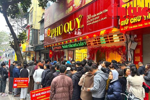 Giá vàng 'nhảy múa', nhiều người ngủ gục khi xếp hàng chờ mua