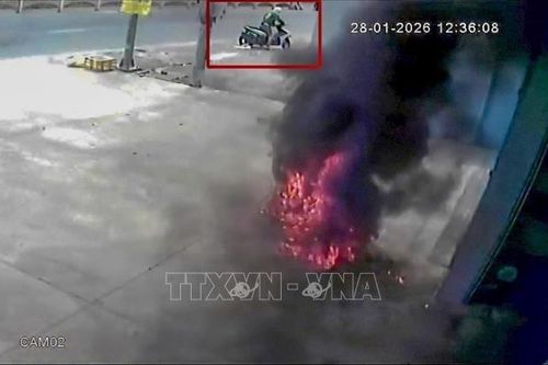 Khởi tố đối tượng ném chai xăng đốt lửa vào nhà dân