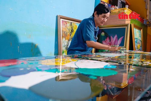 Họa sĩ Đoàn Việt Tiến - 'quái kiệt' vẽ tranh ngược kính bằng 10 đầu ngón tay