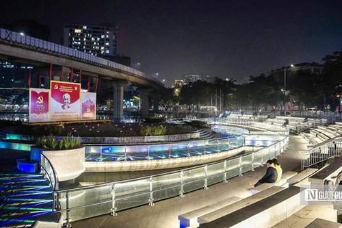 Hà Nội: Ngắm hồ Hoàng Cầu rực sáng trong đêm