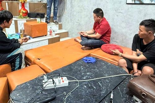 Công an ập vào quán cà phê, bắt quả tang hành vi xấu xí của 3 gã đàn ông