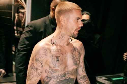 Justin Bieber gây tranh cãi với hình xăm lưng tại GRAMMY 2026: Tri ân Hailey hay ám chỉ Selena Gomez?