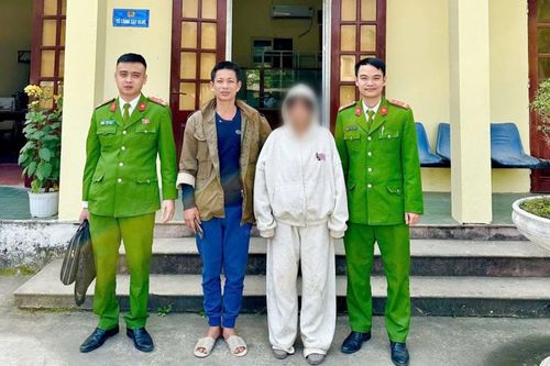 Công an xã Vĩnh Lộc hỗ trợ công dân bị lạc trong đêm trở về với gia đình