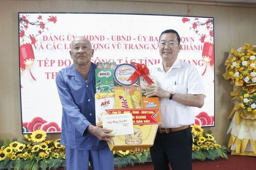 Giám đốc Sở Giáo dục và Đào tạo tỉnh An Giang Trần Quang Bảo chúc tết tại xã Vân Khánh