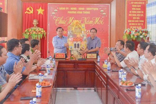 Bí thư Đảng ủy phường Rạch Giá Mai Hoàng Khởi chúc tết phường Vĩnh Thông, xã Tân Hội