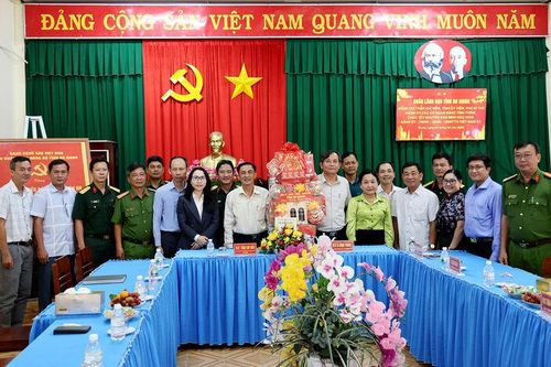 Phó Bí thư Đảng ủy Các cơ quan Đảng tỉnh An Giang Trần Chí Viễn chúc tết xã Tân An