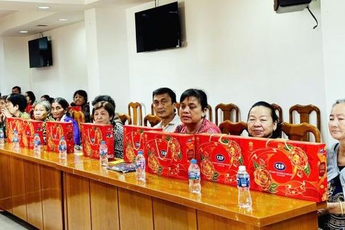 Tổ chức Tài chính vi mô CEP tặng 232 phần quà tết tại An Giang