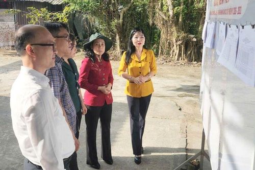 Phó Bí thư Tỉnh ủy Trần Thị Thanh Hương kiểm tra công tác bầu cử tại hai xã Thạnh Hưng và Ngọc Chúc