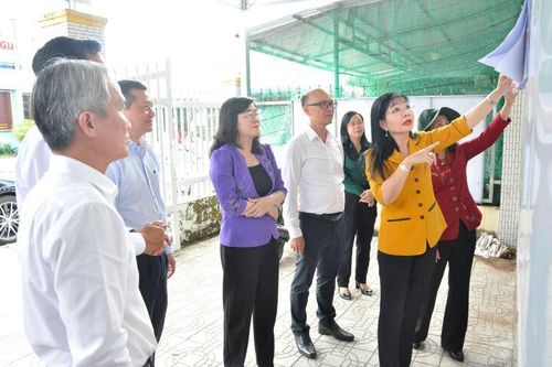 Phó Bí thư Tỉnh ủy Trần Thị Thanh Hương kiểm tra công tác bầu cử tại Thạnh Đông và Tân Hiệp