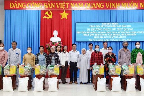 Trao 200 phần quà tết cho người dân xã Mỹ Hòa Hưng