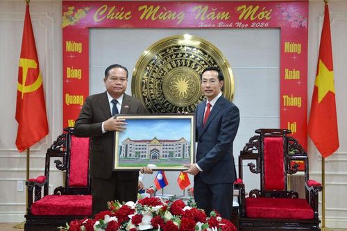 Đoàn đại biểu tỉnh Champasak (Lào) thăm, chúc tết tỉnh An Giang