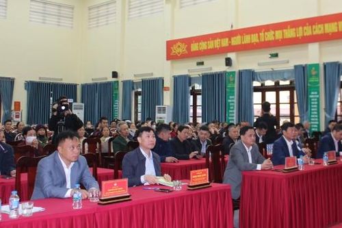 Tặng 105 suất quà Tết cho hộ nghèo và cận nghèo ở phường Trí Quả