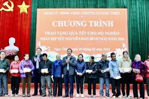 Bắc Ninh: Chủ tịch HĐND tỉnh Nguyễn Việt Oanh trao quà Tết cho hộ nghèo