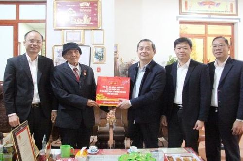 Chủ tịch UBND tỉnh Phạm Hoàng Sơn tặng quà Tết người có công, hộ nghèo tại phường Bắc Giang