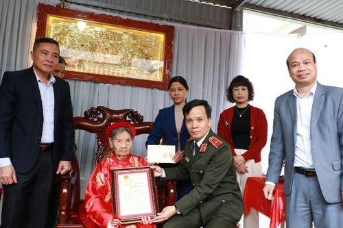 Thiếu tướng Bùi Duy Hưng, Giám đốc Công an tỉnh tặng quà Tết tại xã Trung Kênh