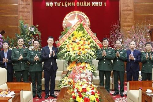 Đoàn công tác Tỉnh ủy Bắc Ninh thăm, chúc Tết Bộ Tư lệnh Quân khu 1