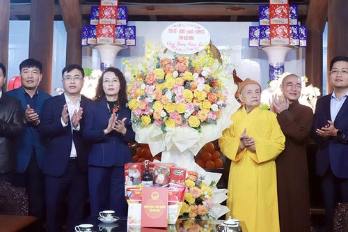 Phó Bí thư Thường trực Tỉnh ủy Nguyễn Thị Hương chúc Tết Hòa thượng Thích Thanh Dũng