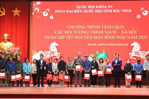 Đoàn Đại biểu Quốc hội tỉnh Bắc Ninh trao tặng quà Tết các đối tượng chính sách - xã hội