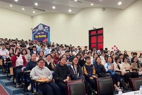 Lệch chuẩn của học sinh trên mạng xã hội: Khi 'like' và 'share' làm mờ ranh giới đúng - sai