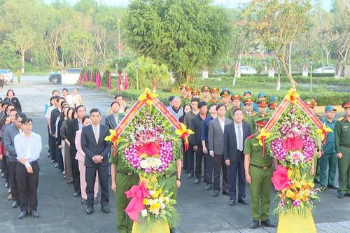 Lãnh đạo thành phố viếng hương tại Nghĩa trang liệt sĩ xã Chiên Đàn