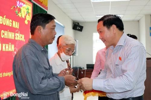 Đoàn Đại biểu Quốc hội tỉnh Đồng Nai thăm, tặng quà Tết cho người dân