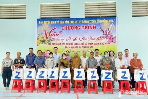 Trao 200 phần quà Tết cho người dân xã Thanh Sơn có hoàn cảnh khó khăn