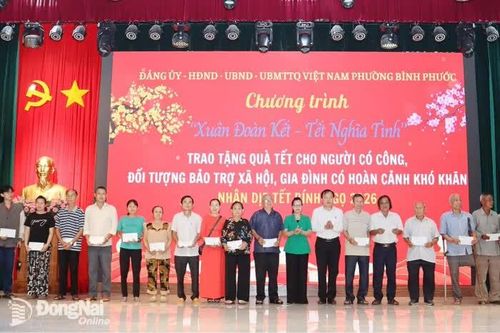 Phường Bình Phước trao 600 phần quà Tết cho người có công, đối tượng bảo trợ xã hội