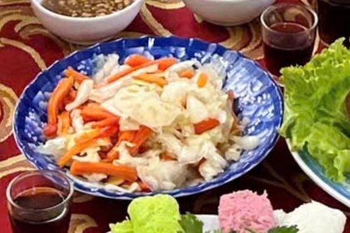Dưa muối ngày tết: Ăn đúng cách để an toàn