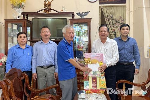 Thăm, chúc tết gia đình nguyên lãnh đạo tỉnh