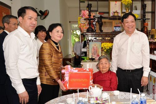 Phó Thủ tướng Chính phủ Phạm Thị Thanh Trà thăm, tặng quà gia đình chính sách, hộ nghèo tại tỉnh Đồng Tháp