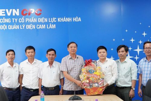 Xã Cam Lâm thăm, tặng quà các doanh nghiệp tiêu biểu dịp Tết Nguyên đán Bính Ngọ 2026
