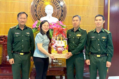 Ban Chỉ huy Bộ đội Biên phòng tỉnh Khánh Hòa và Hội thánh Tin lành Phan Rang thăm, chúc Tết phường Phan Rang