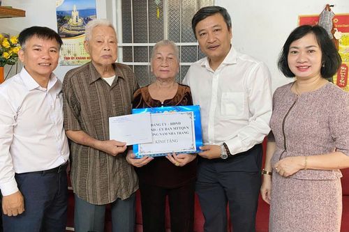 Đảng ủy phường Nam Nha Trang thăm, chúc Tết gia đình có công với cách mạng tiêu biểu