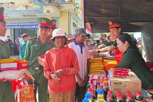 Tổ chức chương trình 'Phiên chợ 0 đồng - Ấm tình quân dân' tại xã Tây Ninh Hòa