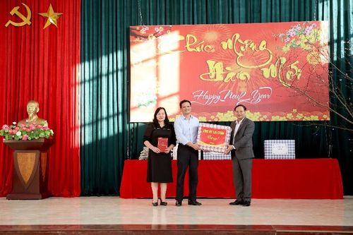 Bí thư Tỉnh ủy Lê Minh Ngân thăm, tặng quà Cơ sở Bảo trợ xã hội tổng hợp