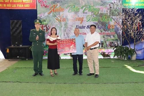 Tặng quà cho nhân dân bản Pa Nậm Cúm