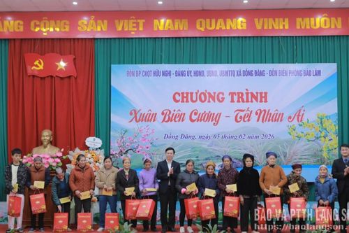 Trao tặng gần 1.300 suất quà trong Chương trình 'Xuân biên cương - Tết nhân ái' tại xã Đồng Đăng