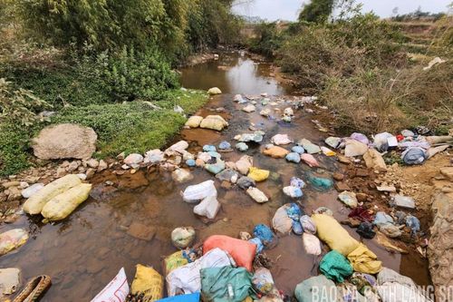 Xả rác bừa bãi tại khu vực suối Sì Nghiều, xã Na Dương