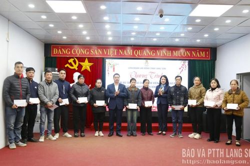 Tặng quà tết tại các xã Na Sầm, Thất Khê, Tân Tiến