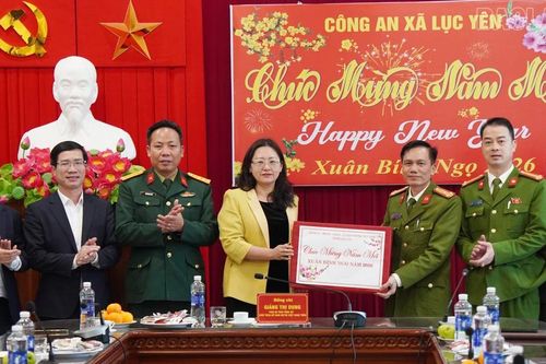 Phó Bí thư Tỉnh ủy Giàng Thị Dung thăm, tặng quà Tết tại xã Lục Yên