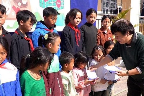 Nhiều phần quà dành tặng học sinh tiểu học và THCS xã Chế Tạo