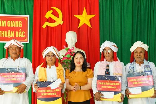 Phó Chủ tịch Ủy ban MTTQ Việt Nam tỉnh Lâm Đồng thăm và chúc Tết Ramưwan xã Hàm Thuận Bắc